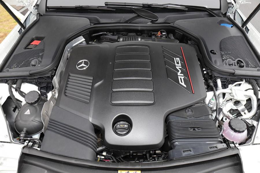Моторный отсек Mercedes-AMG E53 4Matic+ (W213) 2018 года  (JP) (фото 5 из 16)